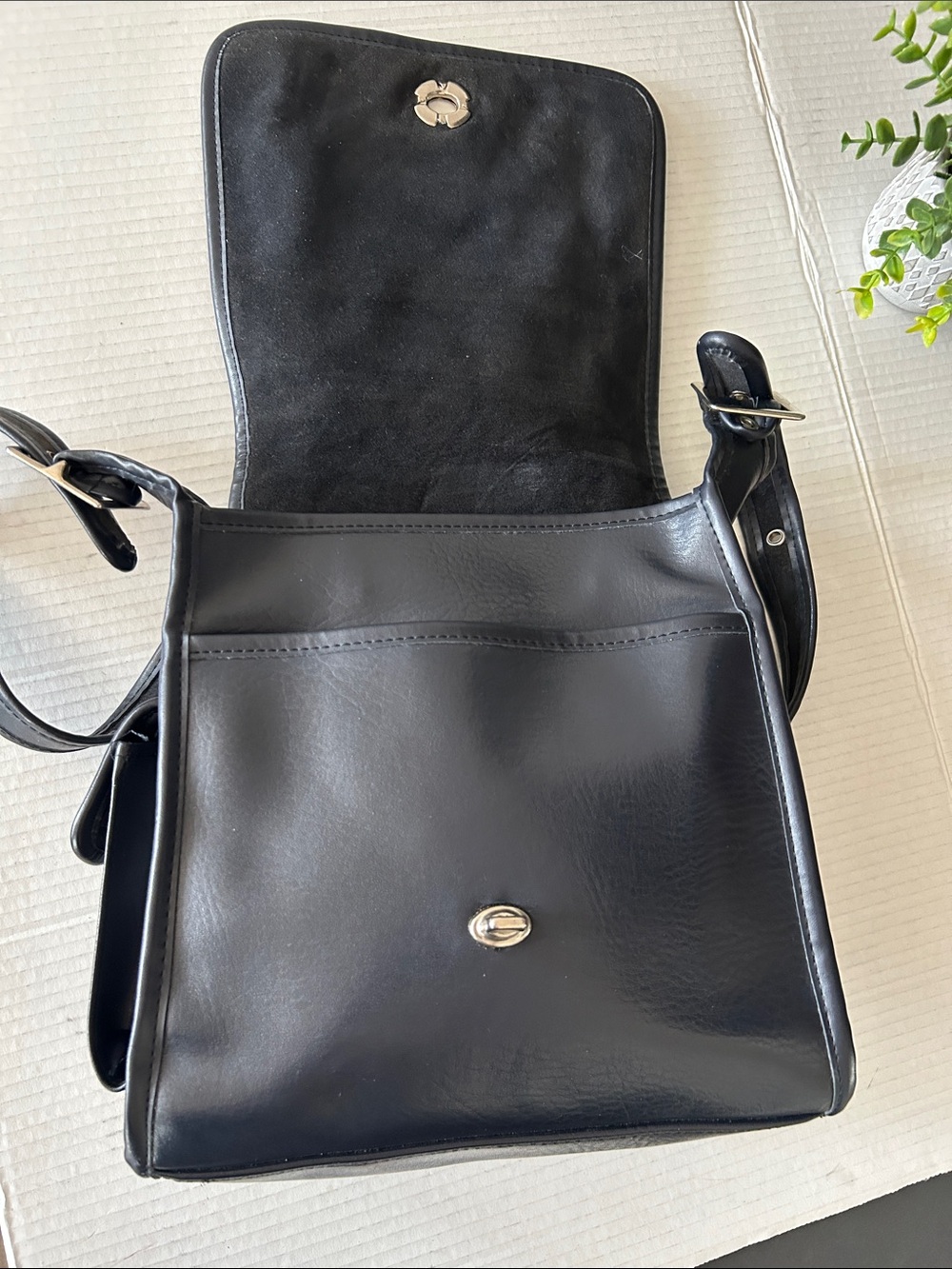 Beautiful Black Leather Messenger Crossbody Bag - Picture 9 of 11